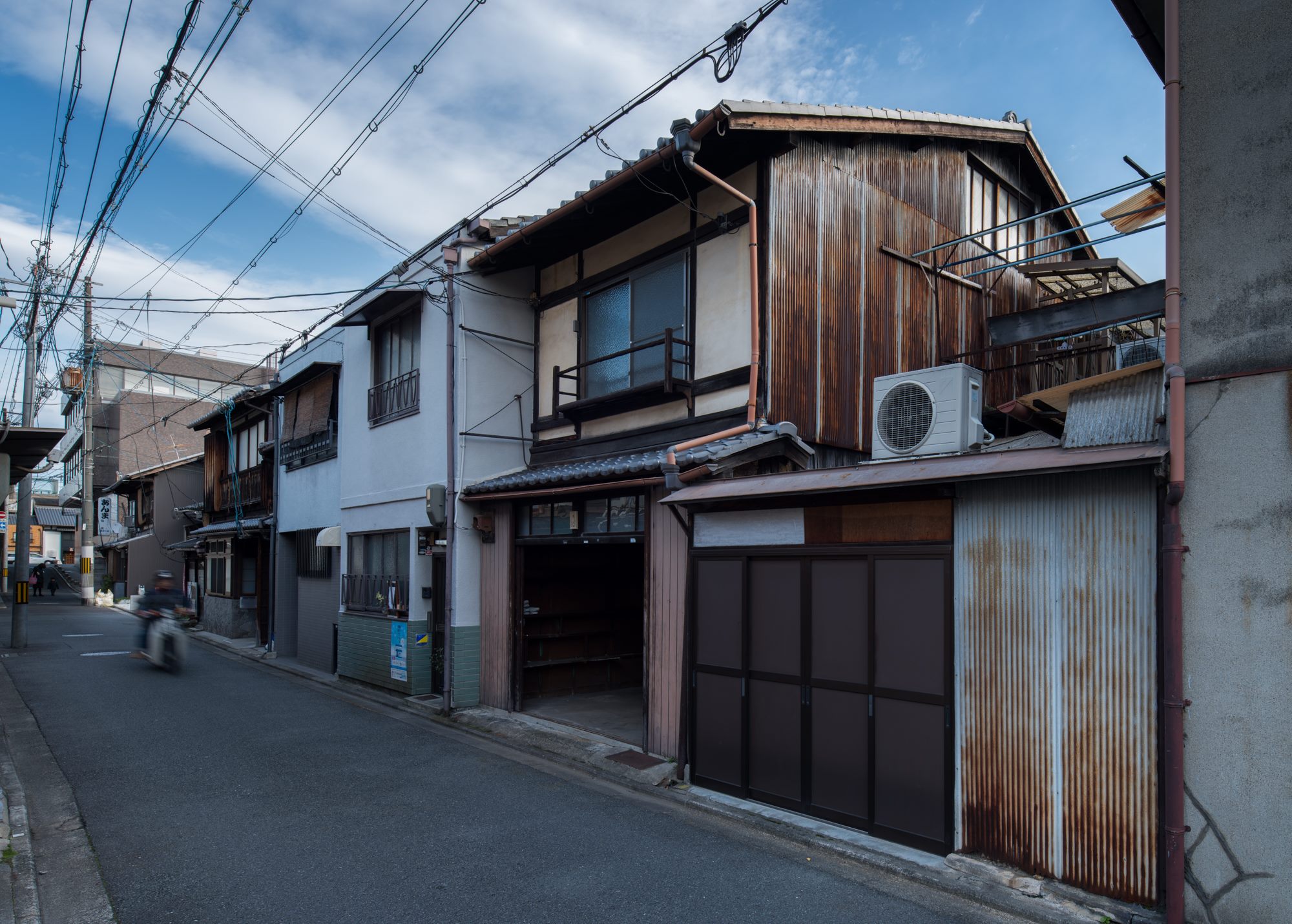 改装前の「清水五条の家」。築80年を超える京町家で、現オーナーが所有してからここ10年ほどは空き家になっていたそう。※