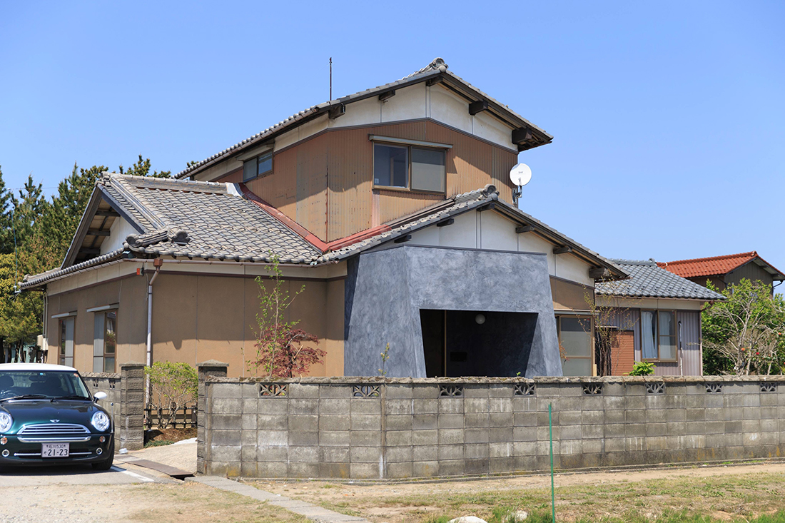 空き家になっていた昭和57年築の木造２階建ての住宅を再生した『場所』。外観は、玄関まわり以外そのままです。