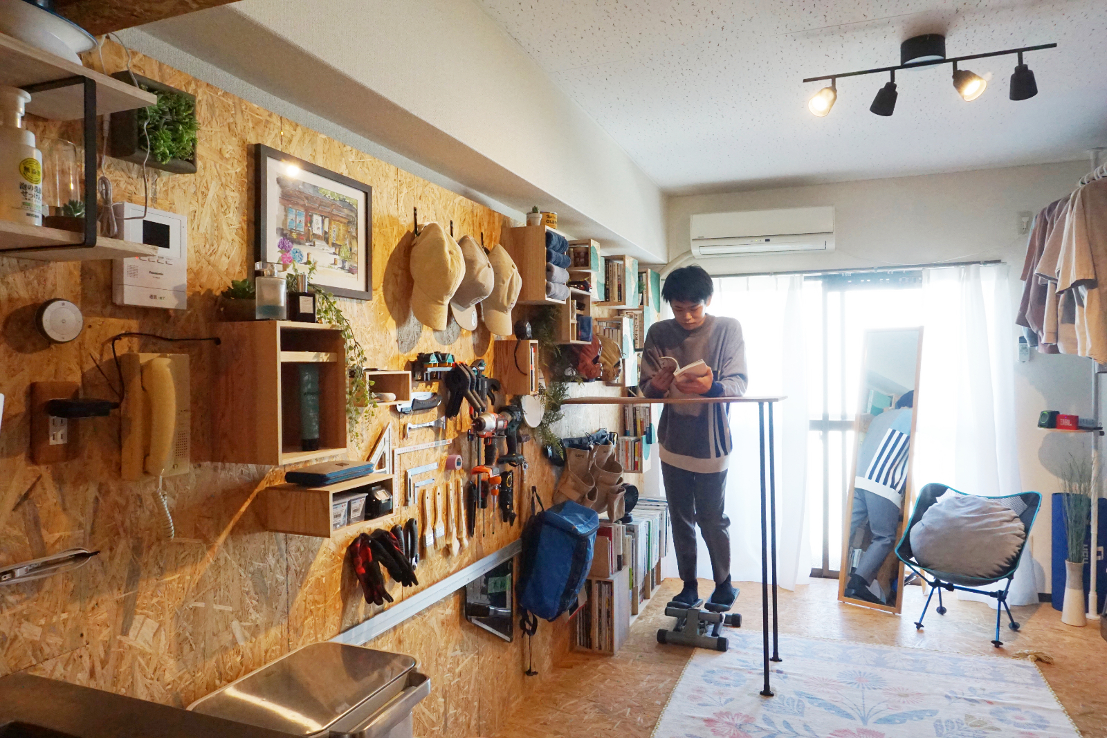 川尻さんの部屋のOSB壁には、ボックス型の本棚や小物入れ、DIYのツールやファッションアイテムがずらり。まるでショップのよう