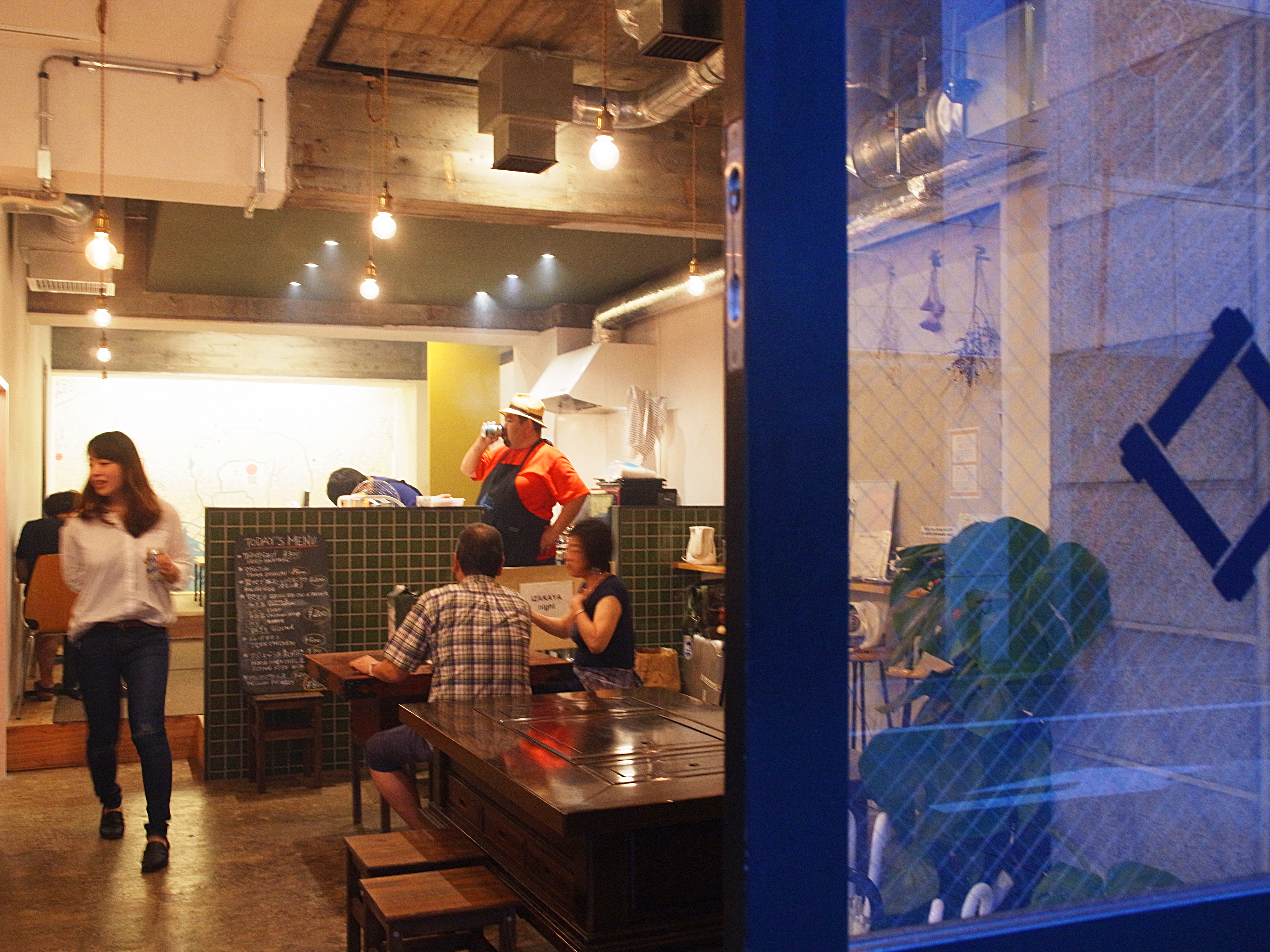 『IRORI NIHONBASHI HOTEL and KITCHEN』（東京・馬喰横山）１階の共用キッチン＆ラウンジでは、地方の食材を扱ったレストランやほら貝ワークショップなど、日本の文化や地方の魅力を伝えるイベントを不定期に開催。この日は毎月恒例の「IZAKAYA Night」が催されていた。