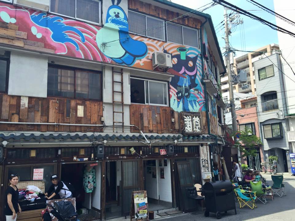 カフェやバー、家具屋や雑貨屋などが入居する『道草アパートメント』は、大阪・黒門市場近くにある築約60年の木造3階建ての元・共同住宅。“昭和の文化住宅”がアーティスティックなリノベーションで、まったく新しい商業施設に生まれ変わった。