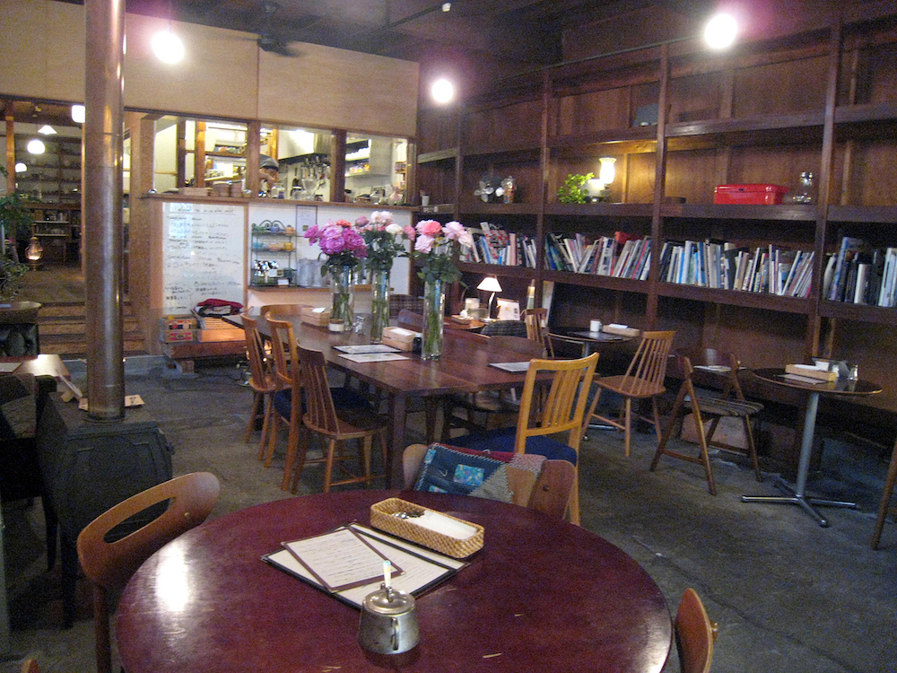 東京メトロ日比谷線入谷駅から徒歩１分、空き家だった築50年ほどの店舗併用住宅を改装した「イリヤプラスカフェ」。オーナーが自ら改装、週末には行列ができるほどの人気店に。