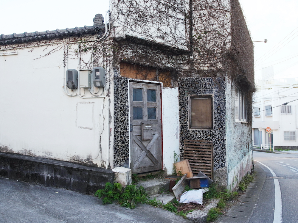 コザの街中で見かけた空き家。「空き家率の低い都道府県２位」というものの、町を歩くと人気のない家が散見されます。
