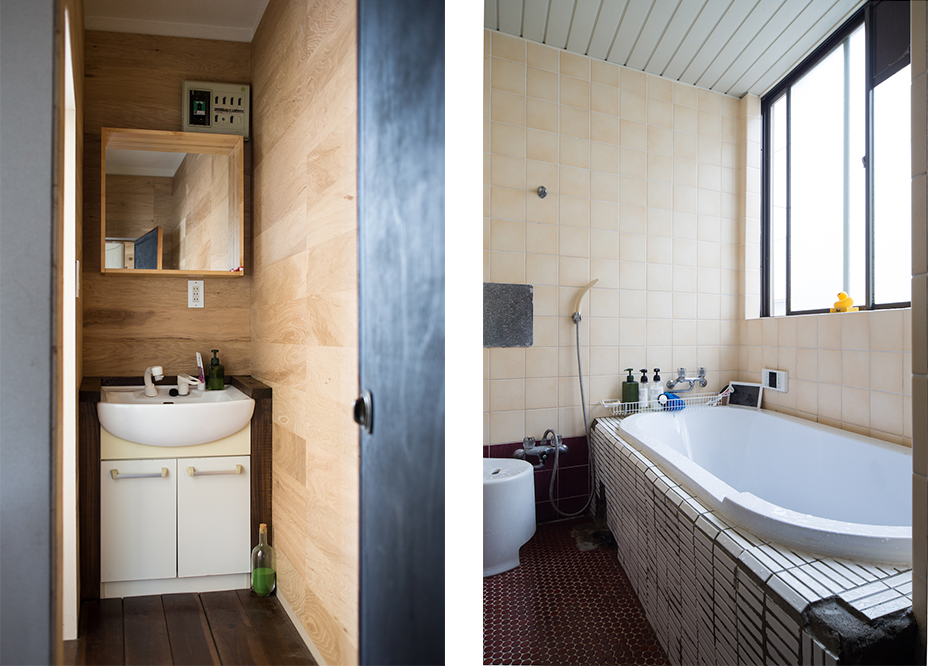 左・壁に板を貼り、洗面台横の隙間に木で台を作った洗面室。／右・浴槽の入れ替えもDIY（！）。側面のタイル貼りも自分で。