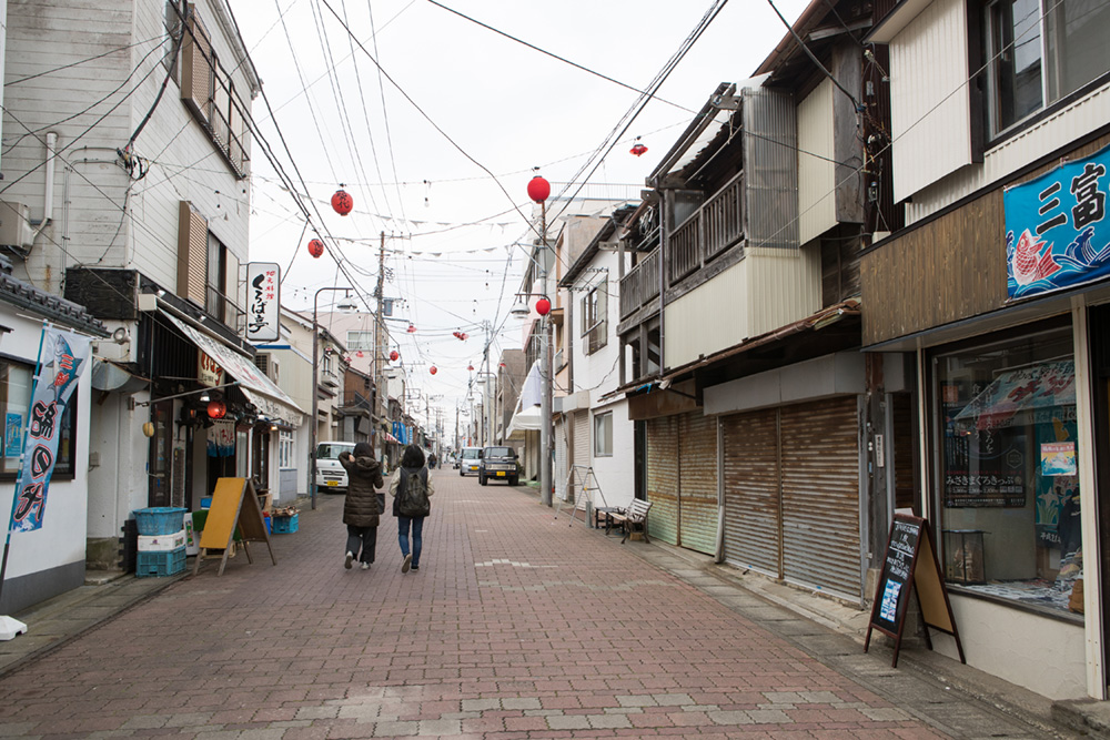 『ichi』のある日の出通り商店街。三崎漁港に水揚げされた鮮魚を売りにした飲食店が点在。人気のドーナツ店もあります。