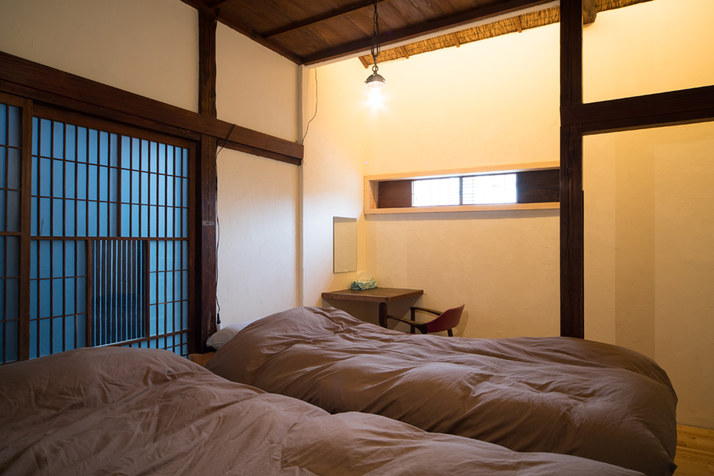 その昔、船長さん専用の部屋だったという2階客室「komorebi」。押し入れを壊し空間を広げ、新たに小窓を設けました。