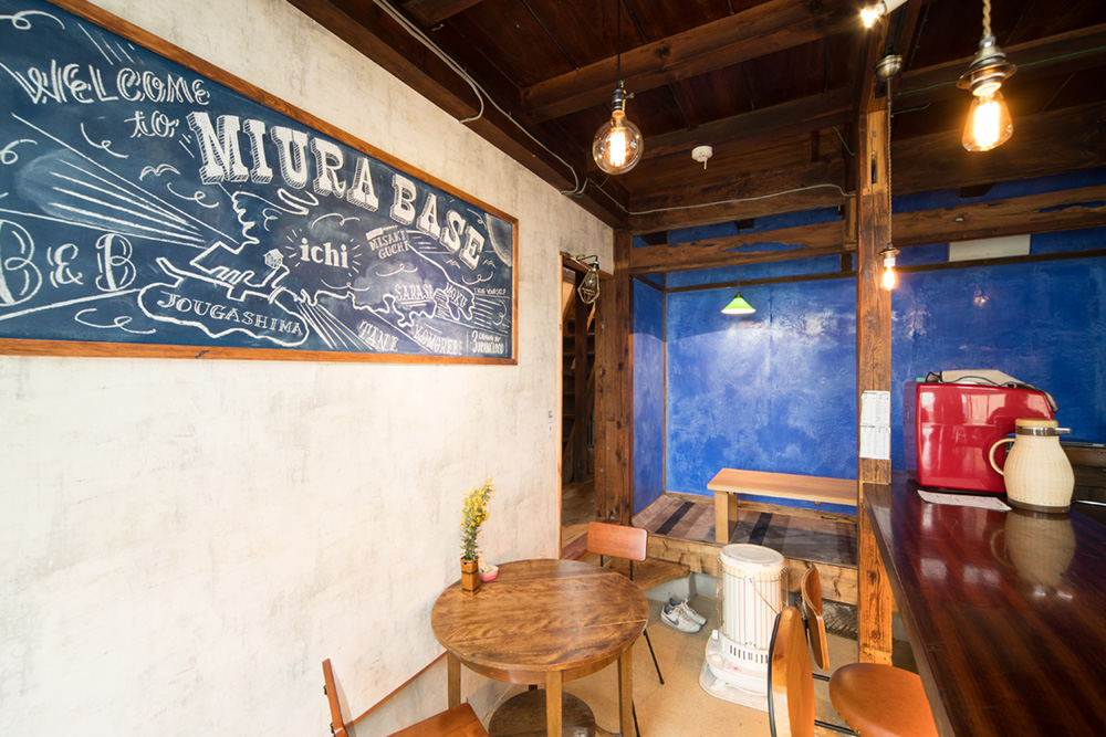 入口を入るとレセプションを兼ねた「Café&Bar」が出迎えます。海を連想させる青色の漆喰を壁に塗った小上がりや古い欄間や梁が印象的。