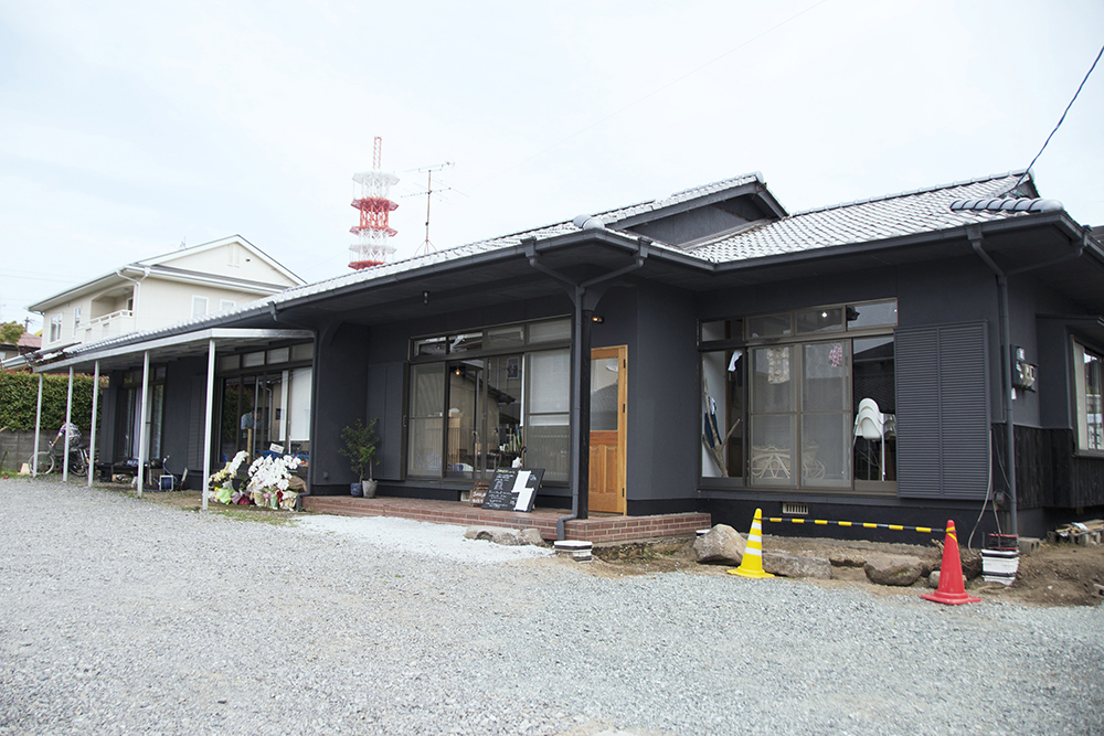 キャプション：熊本地震で被災した店舗から移転し、熊本市東区で再オープンした『Sakuraki no ie』。大きな平屋建ての一軒家を改装してお店にしました。