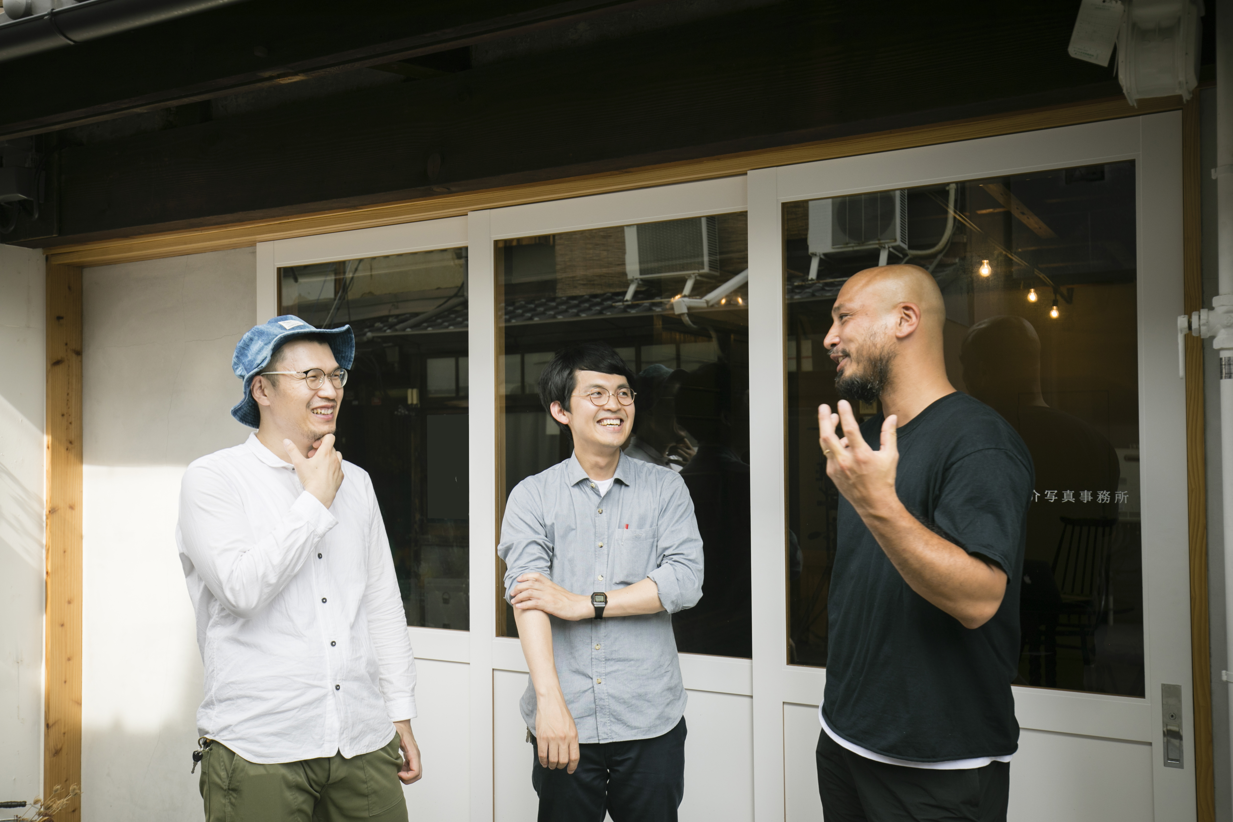 TANK代表の福元成武さん（右）と美術家の矢津吉隆さん（左）、建築家でありリサーチャーでもある榊原充大さん（中央）。