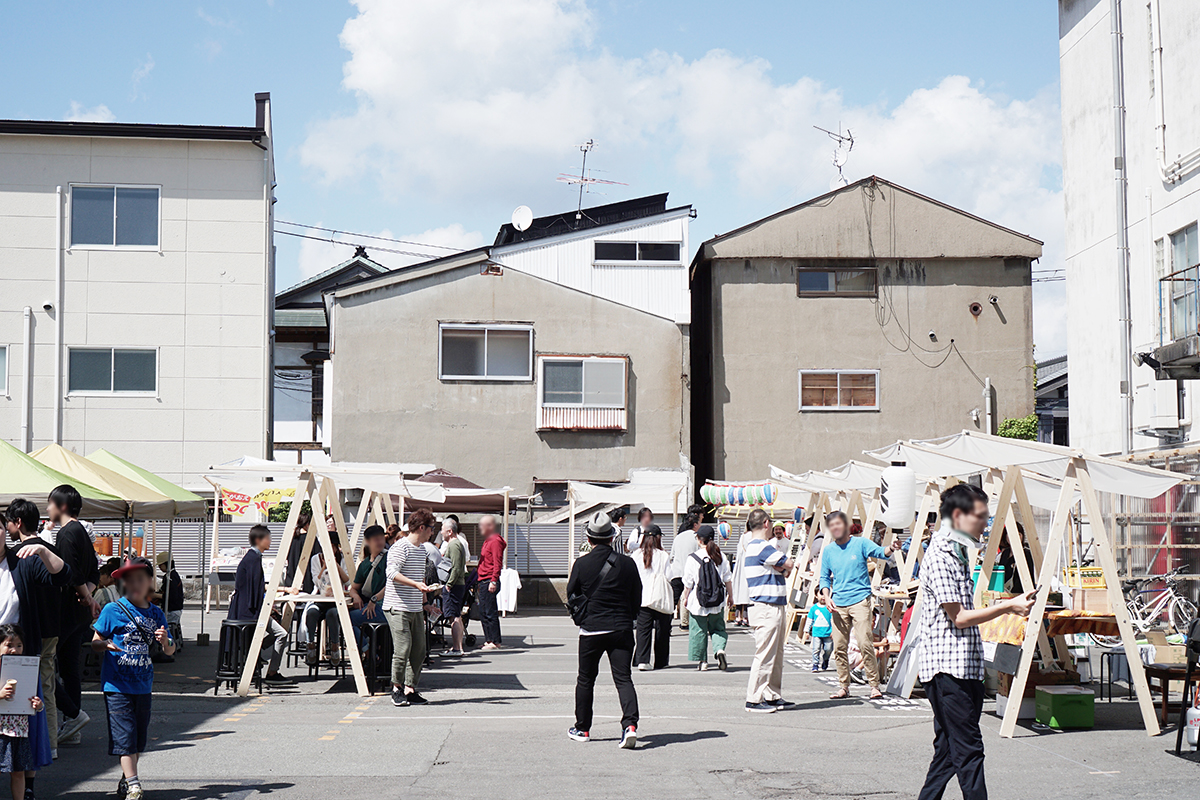 オープン日には、秋田のさまざまなショップが屋台を構え、ワークショップなども行うイベント『亀の市』が開催されました。