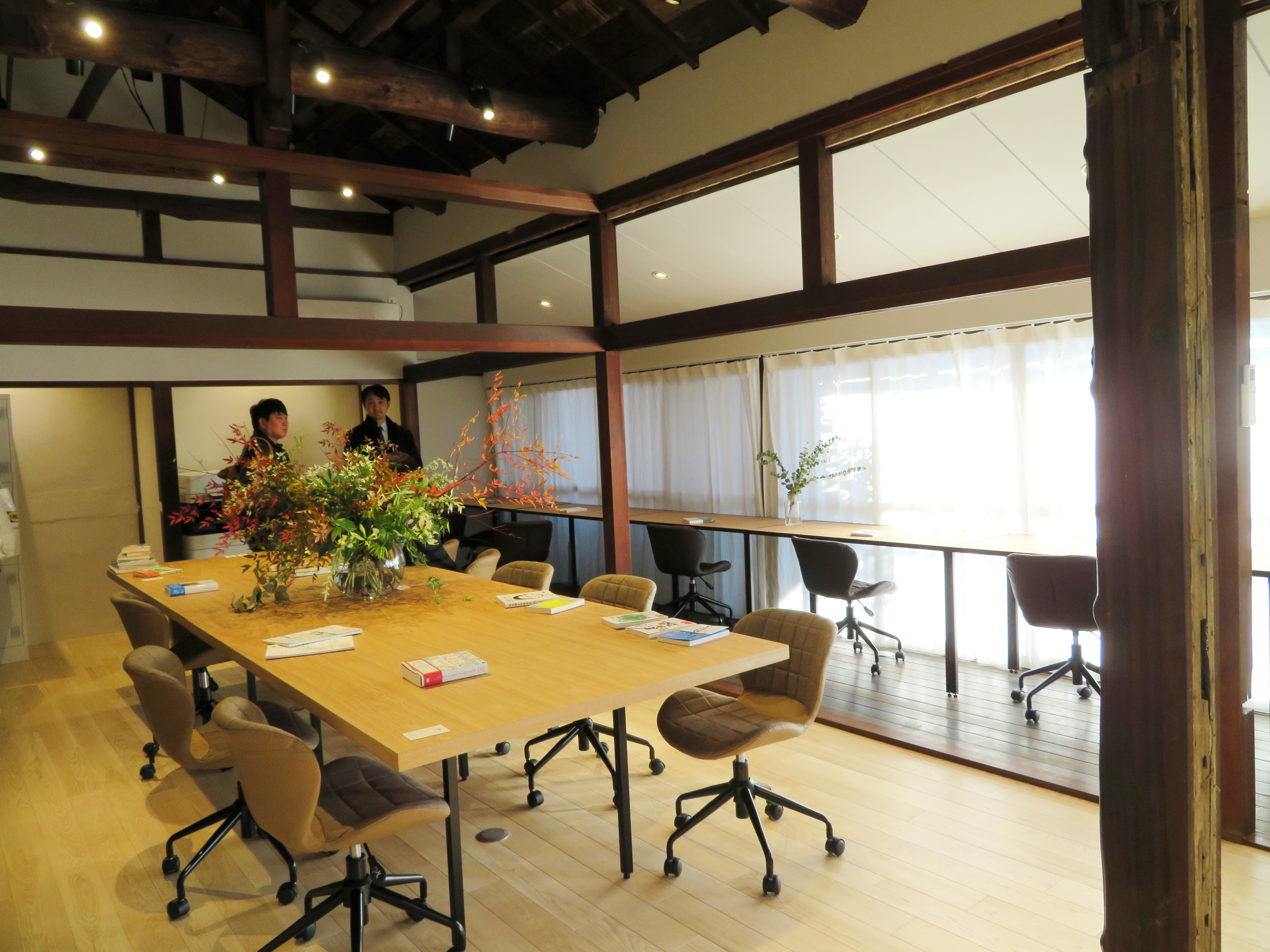 『nokutica』（神奈川県川崎市）は住宅街の入り口にオフィスニーズがあることを証明した。個室はオープン時に満室になり、空き待ちが出るほど