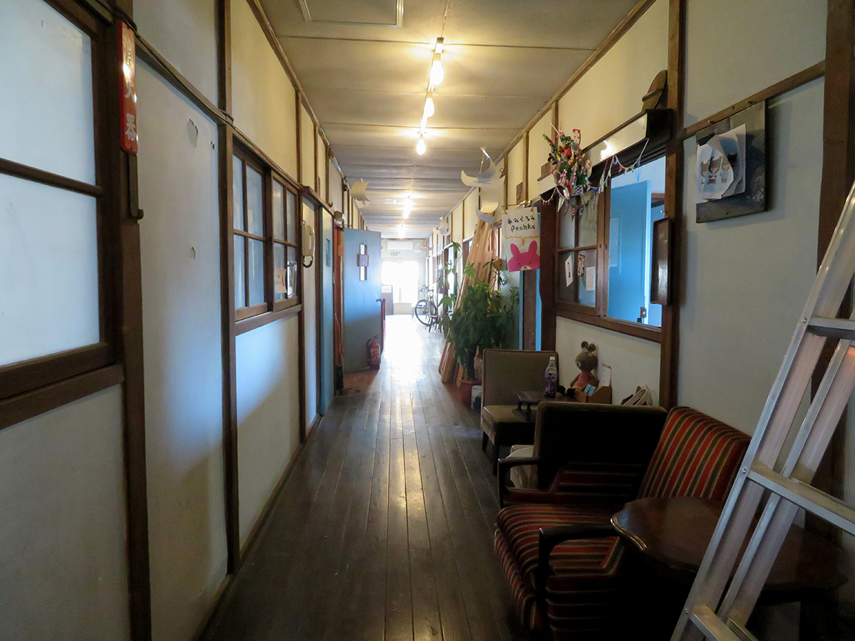 『せんぱく工舎』（千葉県松戸市）の２階。古さはそのままにアトリエやオフィス、工房などとして使われている
