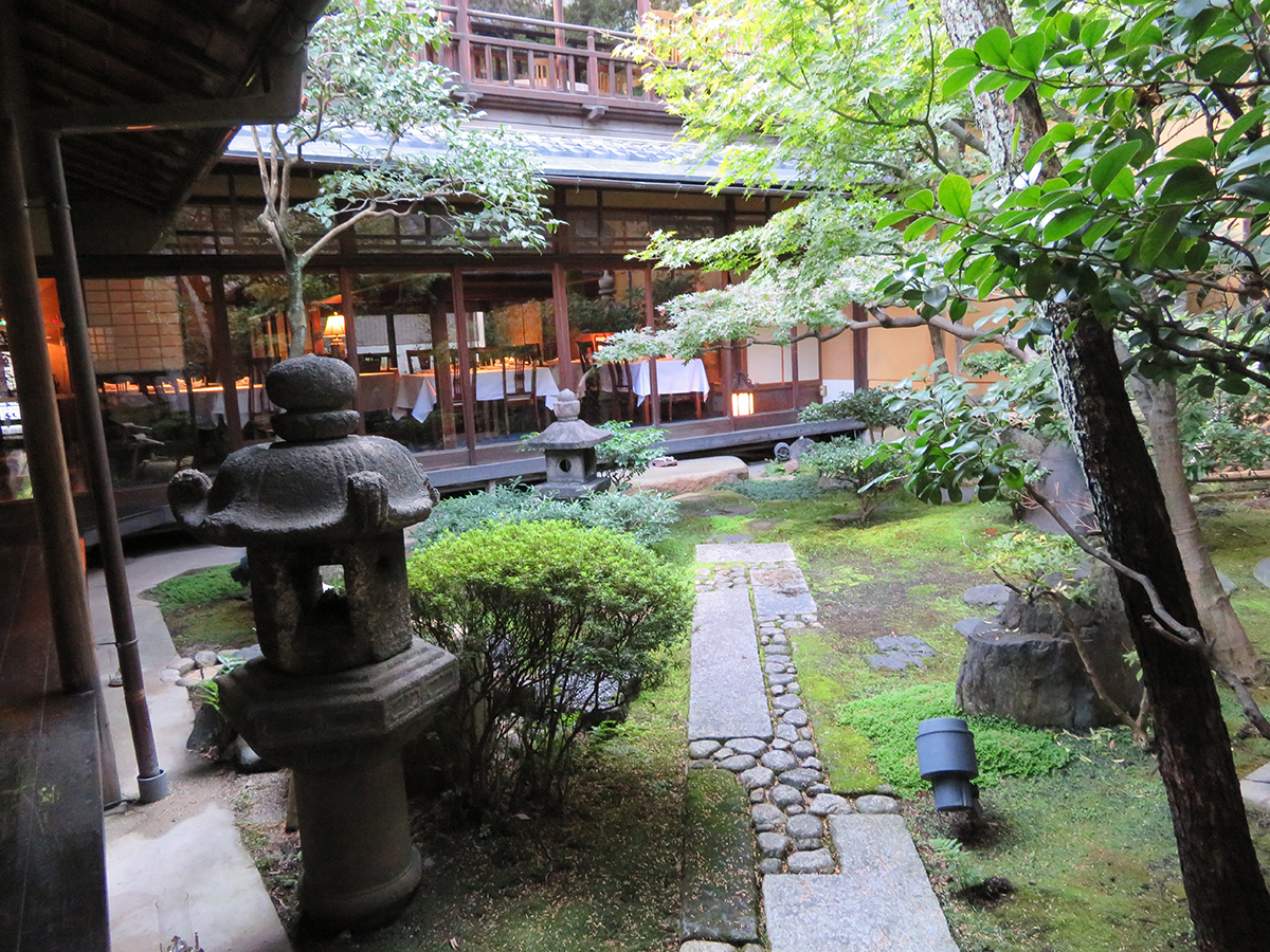 際コーポレーションが手がけた京都市の「膳處漢ぽっちり」。昭和10年に建設された元呉服店を利用したもので208坪（約686㎡）もの広さがあり、中庭も