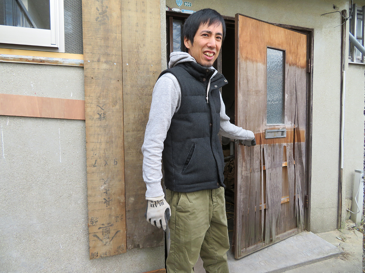 西村周治氏。取材時、西村氏が手がけていたのは神戸の中心部から電車でわずか10分ほどの場所に建つ木造平屋。元々は昭和30年代に市が分譲したもので、100万円で購入したという