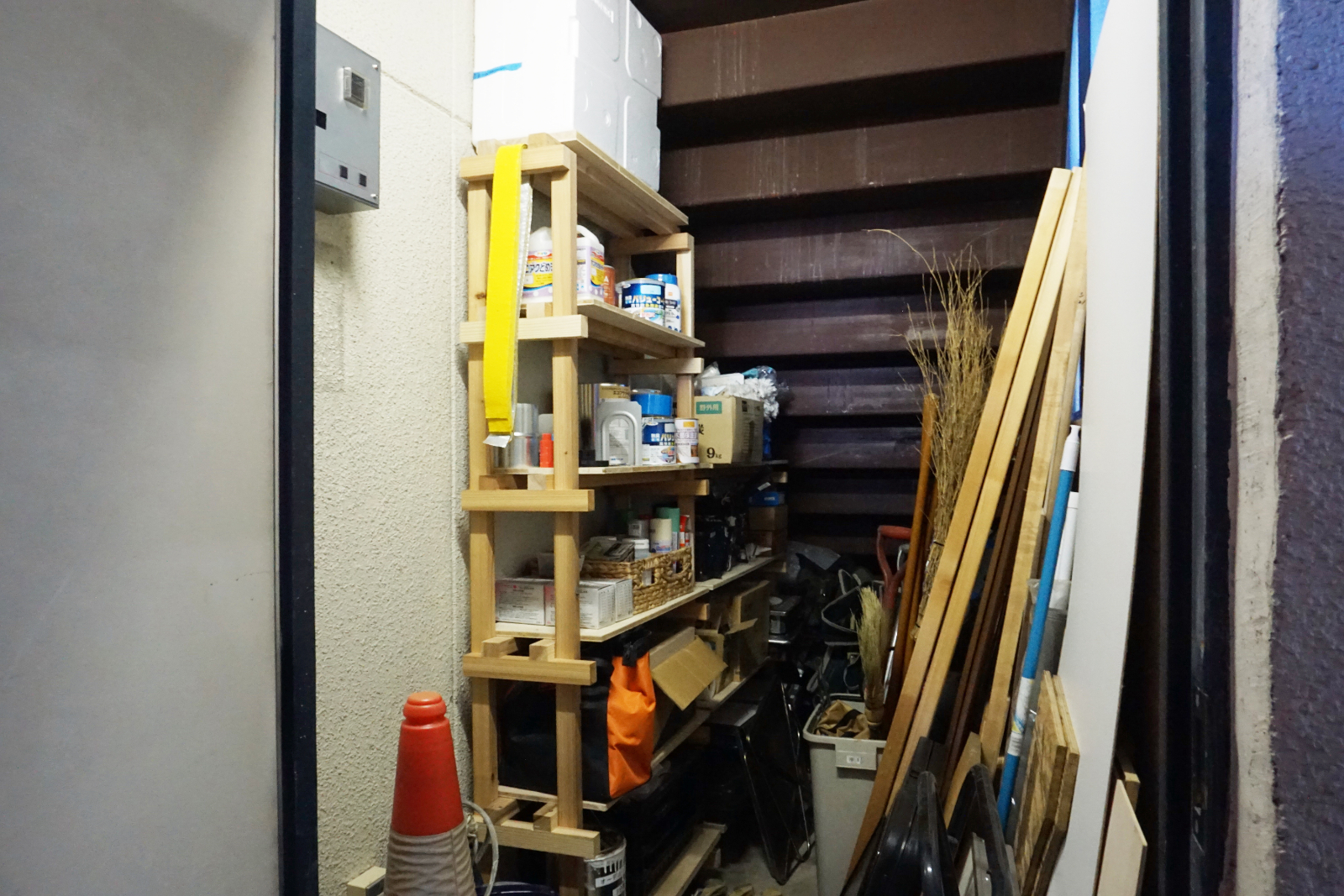 階段下の倉庫にDIYのための工具や、各住戸のDIYやHandiHouse projectの現場で余った廃材を置いてシェアしています
